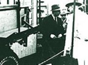 Karl Rudolph sen. (li.) und Karl Rudolph jun. (mi.) auf der DLG-Ausstellung (Vorläufer der heutigen Agritechnica) in Hannover in den 50er Jahren.