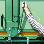 Ver- und Entriegeln der beiden Portaltüren durch manuell bedienbaren Hebel