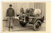 Karl Rudolph jun. mit mobiler Feuerlöschspritze, Baujahr 1953
