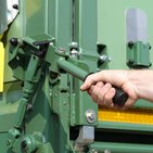 TDK 301 RP, Seitenwandverriegelung mit Rohrverlängerung zur ergonomischen Bedienung