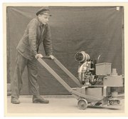 Lehrling mit einer Terrazzo-Schleifmaschine aus dem Jahr 1955