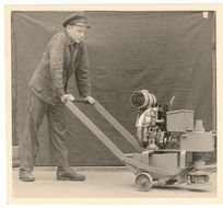 Lehrling mit einer Terrazzo-Schleifmaschine aus dem Jahr 1955